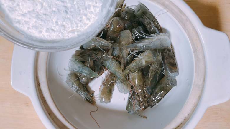 一虾两吃,虾头裹上淀粉,裹匀备用