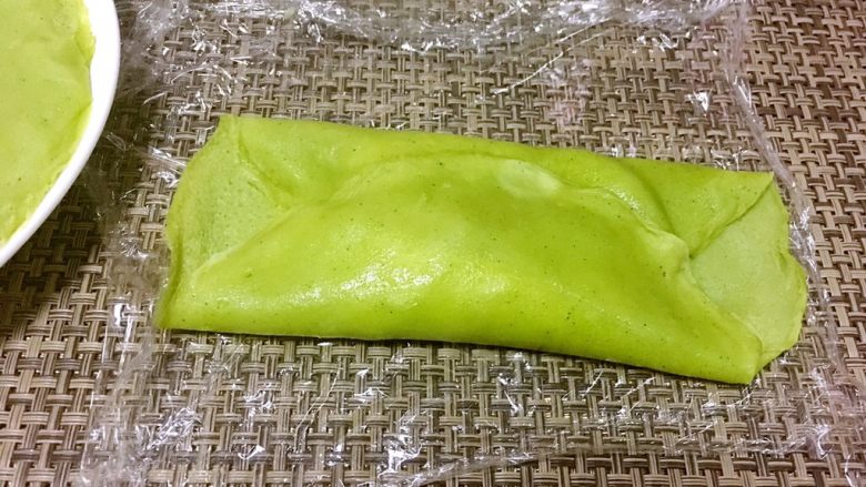 抹茶班戟,将面片两面先对折