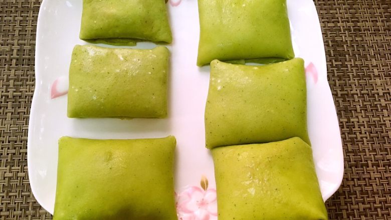 抹茶班戟,之后再对折另外两面,包成方形即可,折叠部分朝下放入容器内