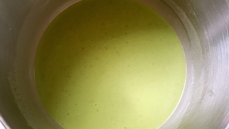 抹茶班戟,将搅拌好的面糊过筛2遍,让面糊更顺滑些