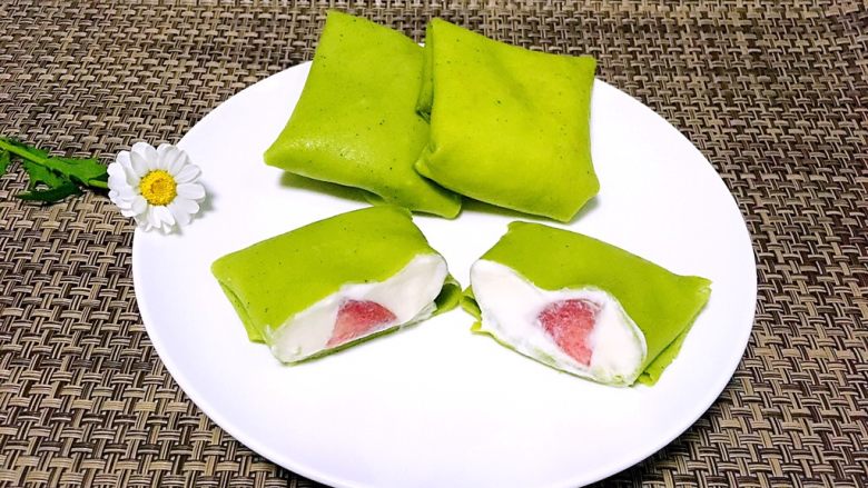 抹茶班戟,全部包好后,盖保鲜膜,冰箱冷藏半个小时再食用