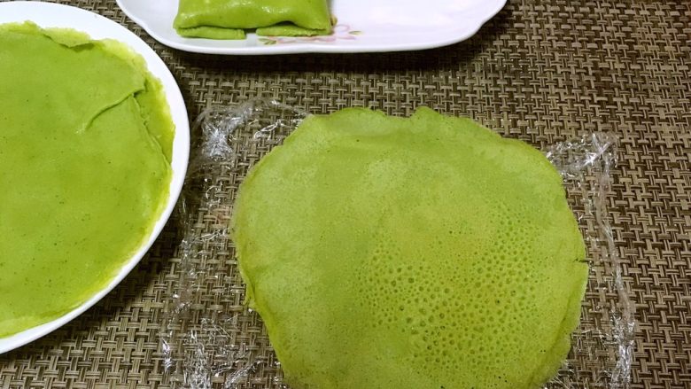 抹茶班戟,冷藏好的面皮取出,轻轻的取出一片,将没接触平底锅的那一面朝下放