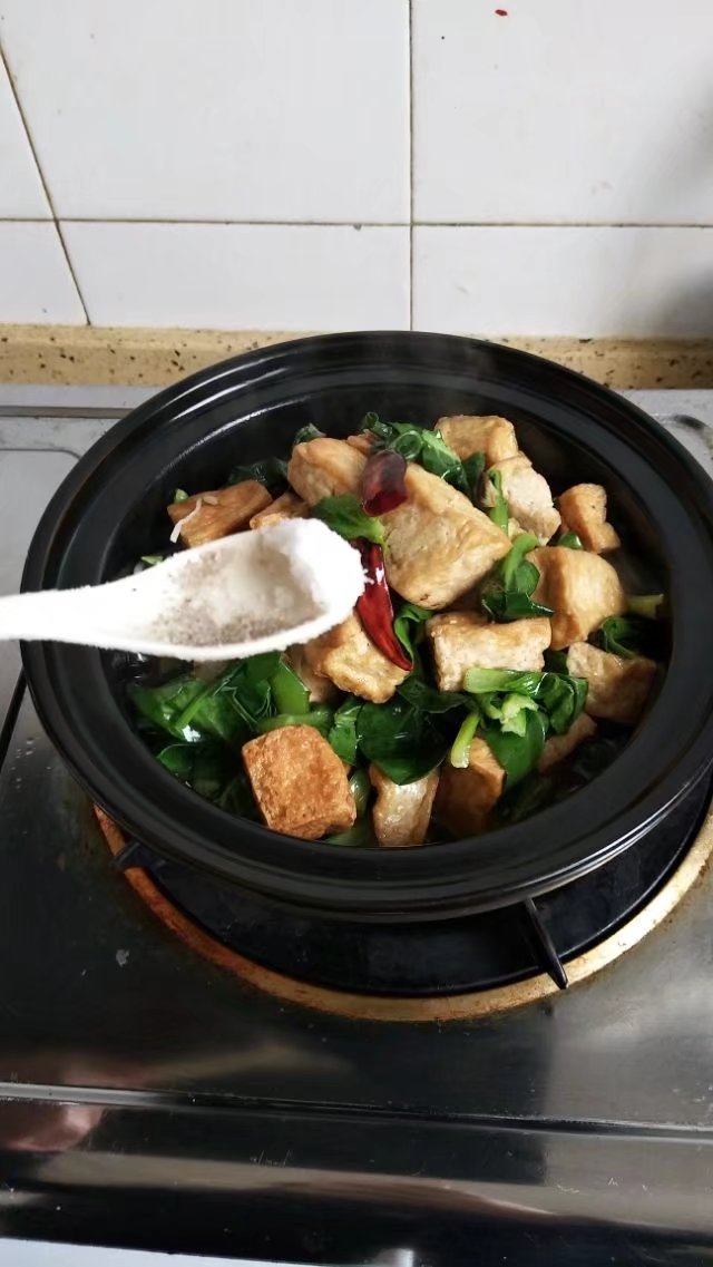 砂锅豆腐青菜,加入少许盐翻拌一下,