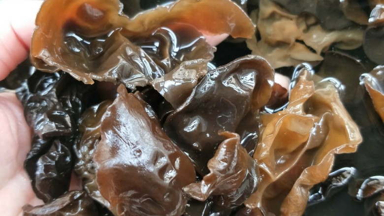 营养黄花菜木耳炒肉,温水泡软,摘去根部,洗净。