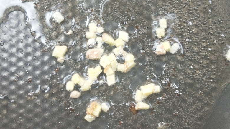 营养黄花菜木耳炒肉,起油锅,放姜末煸出味。