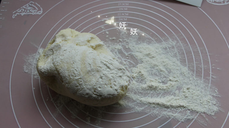 蓝莓荷叶夹,发酵好的面团取出来排气,提前在台面上撒上一把干面粉防粘。
