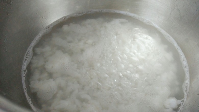 香辣咸粥~喝完发汗,用勺子搅匀,煮开