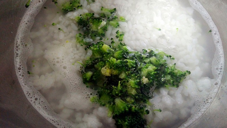 香辣咸粥~喝完发汗,大约煮两三分钟时,再加入西兰花末