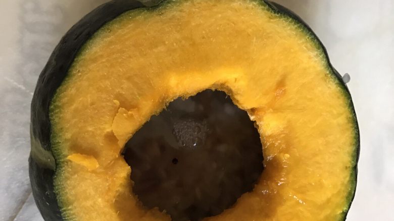 一人食 南瓜杂粮饭,加水至8分满
水不要加太满,会延长成熟时间,还容易把南瓜撑破