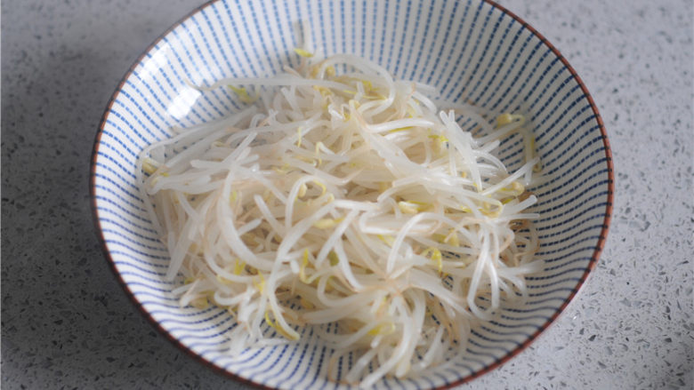 香辣鸡丝,捞出沥干水,铺在盘子里