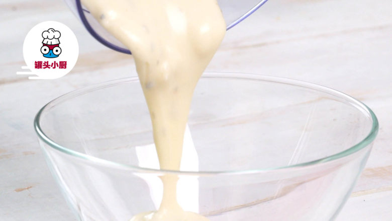 超低脂白酱蘑菇意面,将炒好的食材倒入料理机中,加<a style='color:red;display:inline-block;' href='/shicai/ 219'>牛奶</a>80ml,搅打细腻