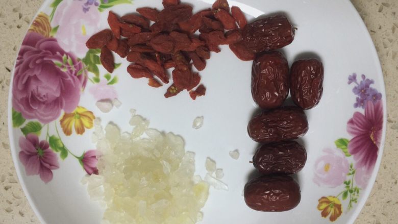 用心创造美食,<a style='color:red;display:inline-block;' href='/shicai/ 673'>枸杞</a>，，<a style='color:red;display:inline-block;' href='/shicai/ 2470'>红枣</a>也浸泡一下清洗泥沙备用。