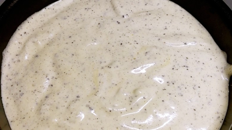 黑芝麻核桃戚风,混合好的戚风面糊是细腻有光泽的,倒进六寸戚风模具中,把模具从15厘米左右高度摔落到桌上震出大气泡后