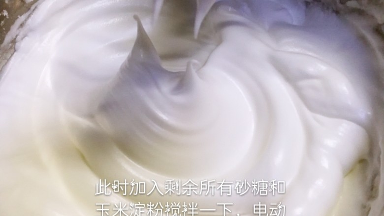 黑芝麻核桃戚风,此时加入剩余所有砂糖和<a style='color:red;display:inline-block;' href='/shicai/ 512'>玉米淀粉</a>搅拌一下,开电动打蛋器中速搅拌均匀,再开低速搅打几下吸走大气泡