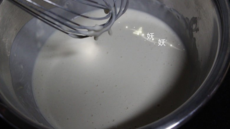 金针菇天妇罗,用蛋抽搅打均匀,轻轻搅拌即可,切记不要过度搅拌。