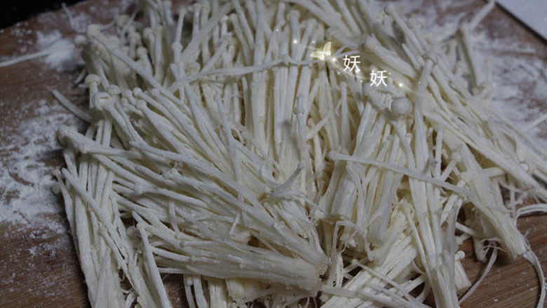 金针菇天妇罗,把天妇罗粉抖开来,多余的就不要了。
