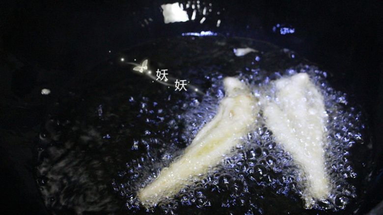 金针菇天妇罗,油锅烧热,用中火,烧至微微冒烟,油温大约170度,下金针菇下去炸,两面炸到金黄就可以,金针菇丢下去的适合用手把它拨开一下,炸出来的天妇罗形状更漂亮。
