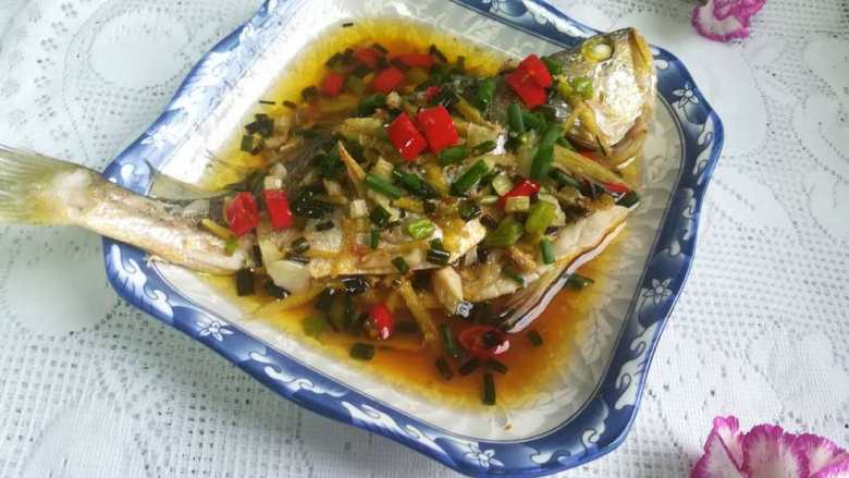 #舌尖上的乡愁#清蒸黄花鱼,成品图。
鲜香无比,非常细腻,肉质还特别美味可口的清蒸黄花鱼就这样施施然地出锅了。