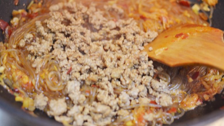 蚂蚁上树
(泡菜粉丝肉末),煮至剩下少量汤汁时,调大火,加入肉末混合均匀,收汁出锅。