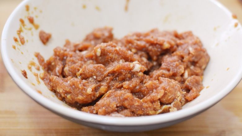 蚂蚁上树
(泡菜粉丝肉末),抓均,腌制15分钟。
