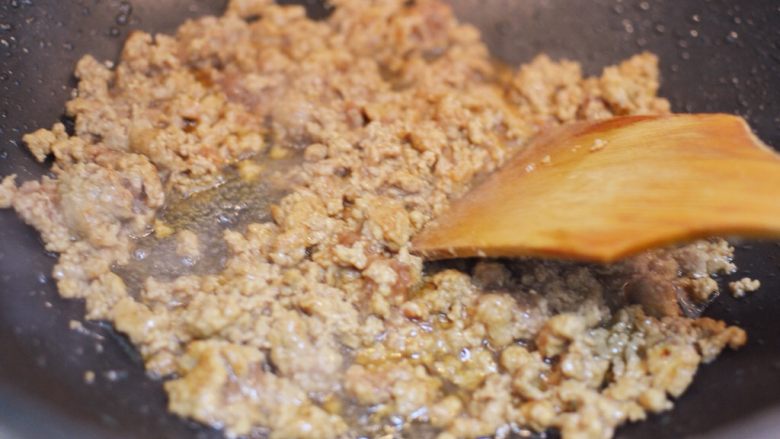 蚂蚁上树
(泡菜粉丝肉末),锅中油烧热,放入肉馅迅速滑散。