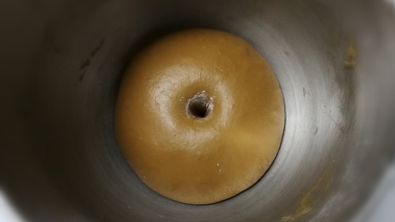 红糖吐司,发酵2倍大,手指沾少许面粉,戳个小洞,没有回缩,即是发酵完成