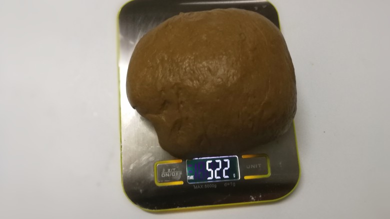 红糖吐司,发酵好的面团,取出垫子里,按压出空气后,称量一下重量