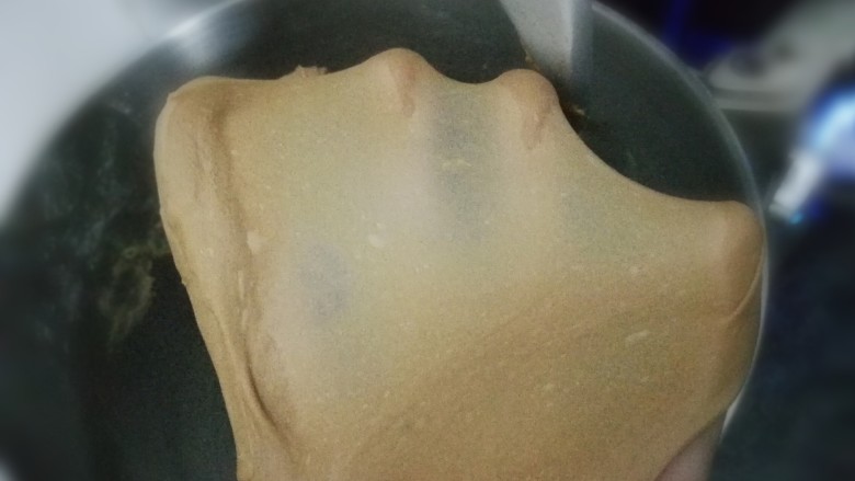 红糖吐司,直至面团可拉出不易破的薄膜,和面结束