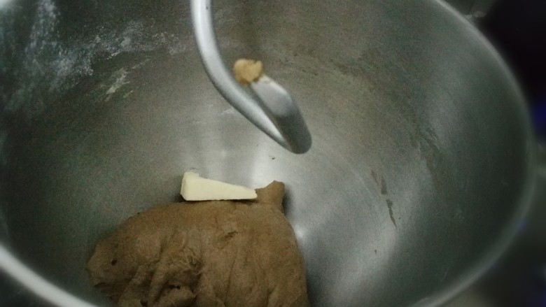 红糖吐司,面团光滑以后,加入软化的无盐黄油,继续和面