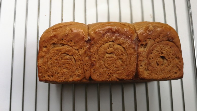 红糖吐司,烘烤结束后,取出吐司晾凉再切片食用