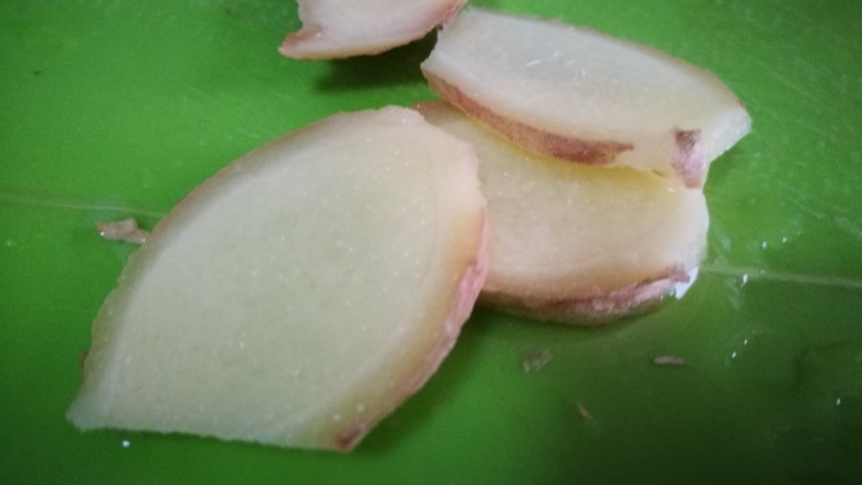 一个人的美食~土豆焖梅花肉骨,<a style='color:red;display:inline-block;' href='/shicai/ 2800'>生姜</a>切片