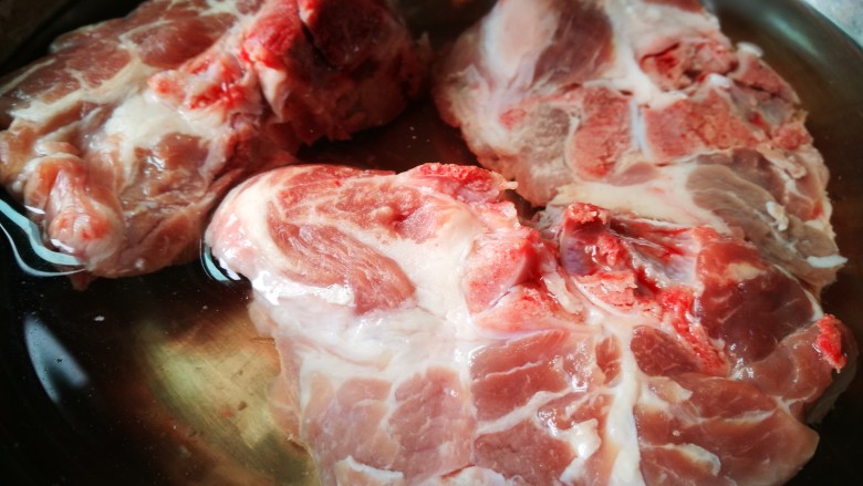 一个人的美食~土豆焖梅花肉骨,梅花肉骨泡水 去血水
