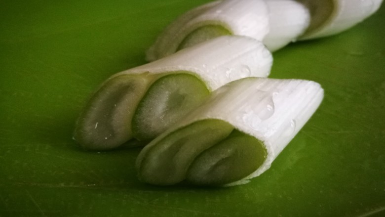 一个人的美食~土豆焖梅花肉骨,<a style='color:red;display:inline-block;' href='/shicai/ 138'>大葱</a>切断