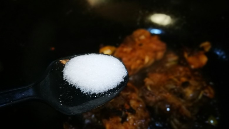 一个人的美食～土豆焖梅花肉骨,适量盐