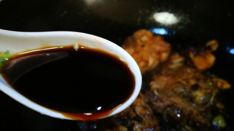 一个人的美食~土豆焖梅花肉骨,加入生抽
