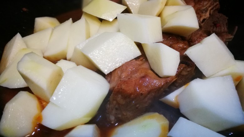 一个人的美食~土豆焖梅花肉骨,倒入<a style='color:red;display:inline-block;' href='/shicai/ 23'>土豆</a>块儿