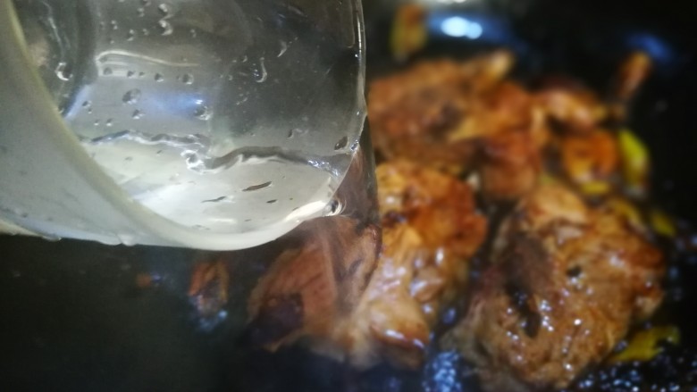 一个人的美食~土豆焖梅花肉骨,添加适量清水 煮至肉八成熟