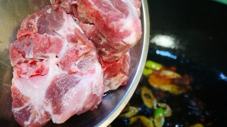 一个人的美食~土豆焖梅花肉骨,倒入梅花肉骨