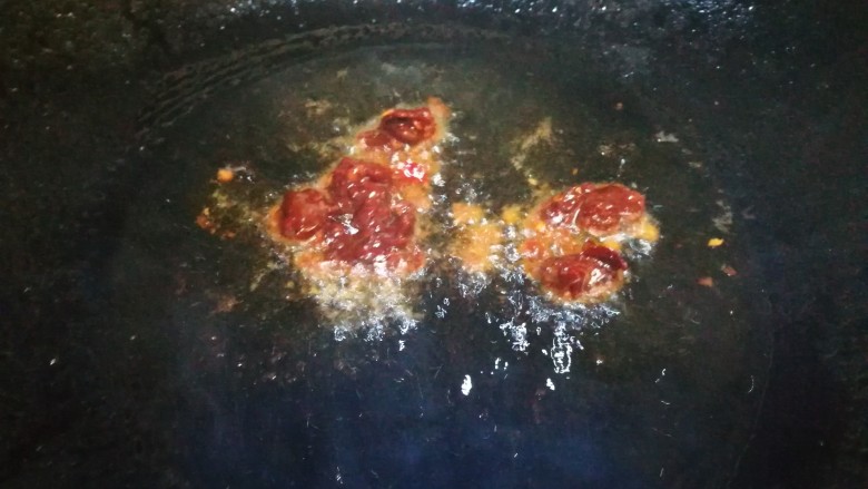 一个人的美食~土豆焖梅花肉骨,油中放入豆瓣酱