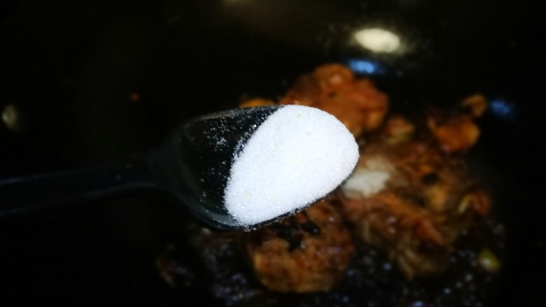一个人的美食~土豆焖梅花肉骨,加入白糖