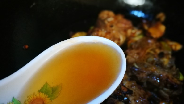 一个人的美食~土豆焖梅花肉骨,加入料酒