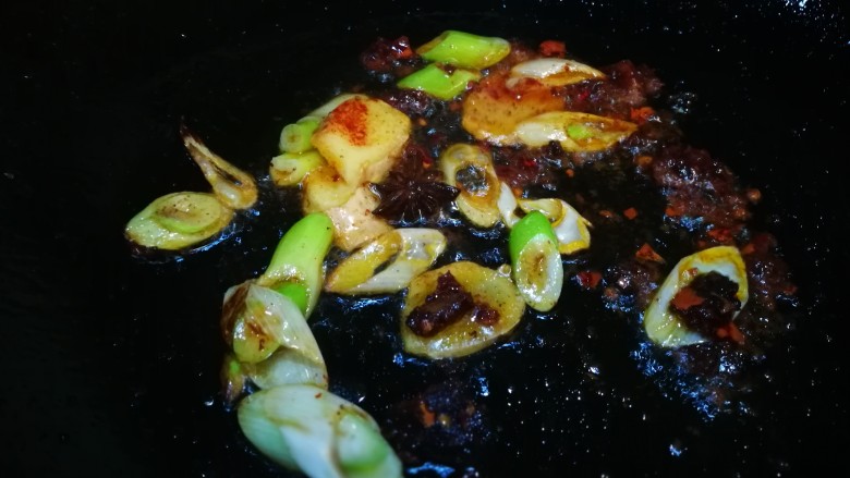 一个人的美食~土豆焖梅花肉骨,放入葱段姜片<a style='color:red;display:inline-block;' href='/shicai/ 695'>八角</a> 炒出红油