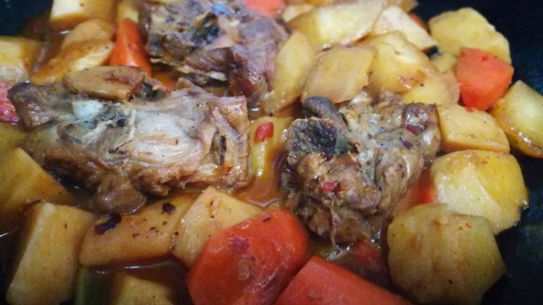 一个人的美食~土豆焖梅花肉骨,煮至肉软烂 土豆熟透