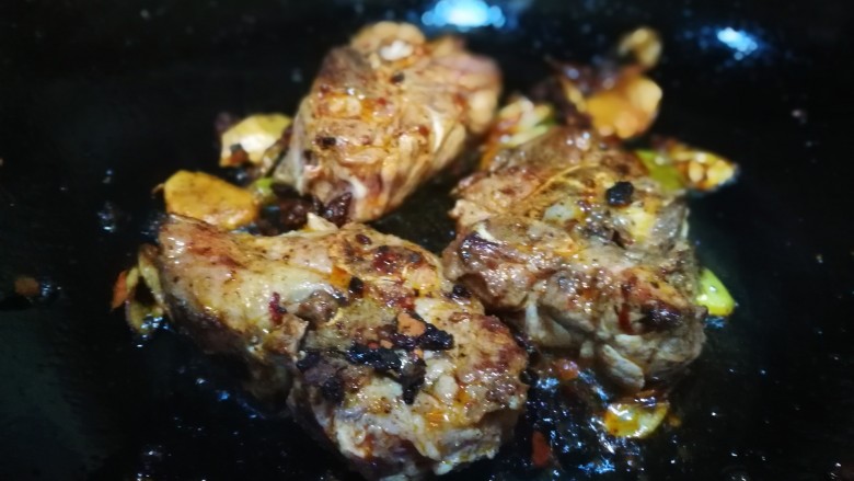 一个人的美食~土豆焖梅花肉骨,翻炒
