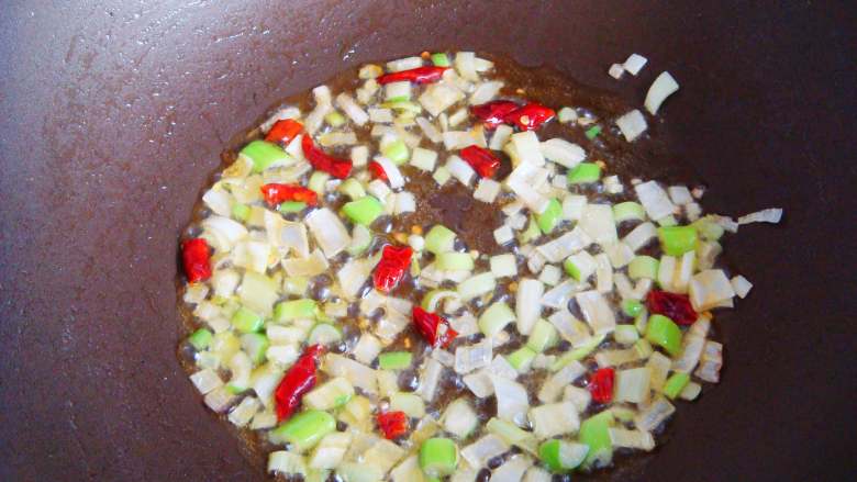 五彩虾仁炒饭,锅里再倒入拉多蕾娅橄榄油倒入葱辣椒煸香。(不喜辣可忽略不放)。