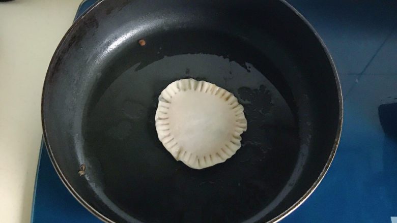 百变饺子皮+鸡蛋灌饼,低温、少油煎制,做一个煎一个,不然做好时间久蛋液会把饺子皮泡软导致蛋液流出……