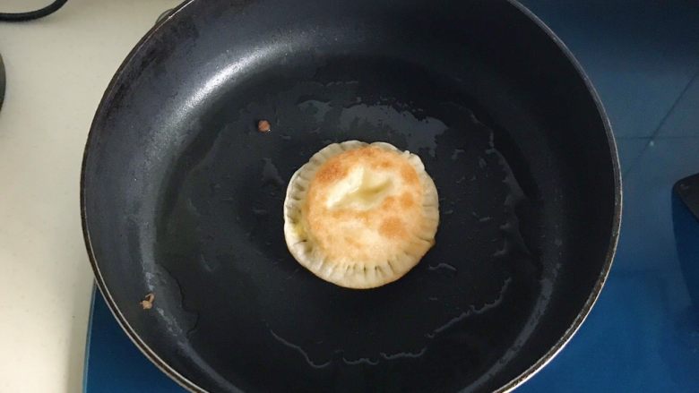 百变饺子皮+鸡蛋灌饼,煎制两面金黄后捞出,继续下一个