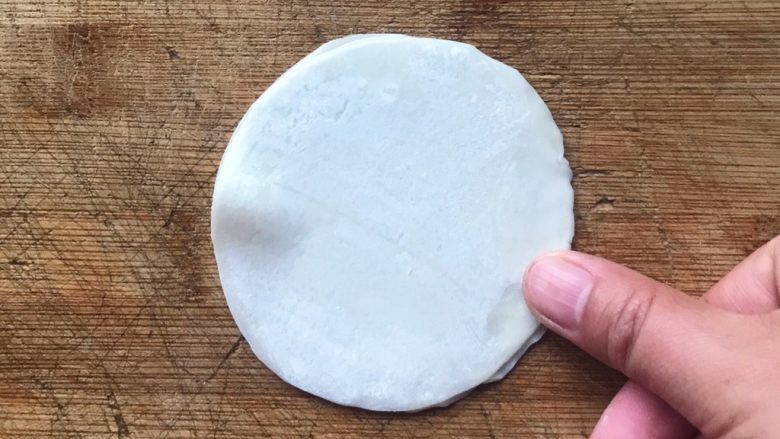 百变饺子皮+鸡蛋灌饼,盖上另一张饺子皮,用手指轻轻按压或者捏紧边缘,一定要捏紧或压紧,不然蛋液会漏出来……