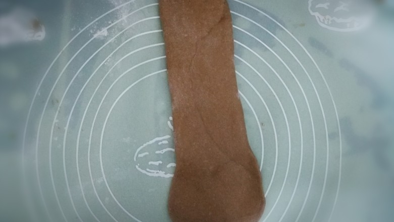 红糖吐司,压扁后轻轻擀开,压薄底边