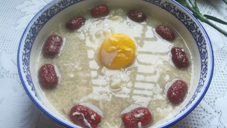 最滋阴补血的早餐,酒酿桂圆鸡蛋,吃上一碗,感觉浑身都热乎乎的,冬天和春天的早餐吃它,绝对是不二的选择!